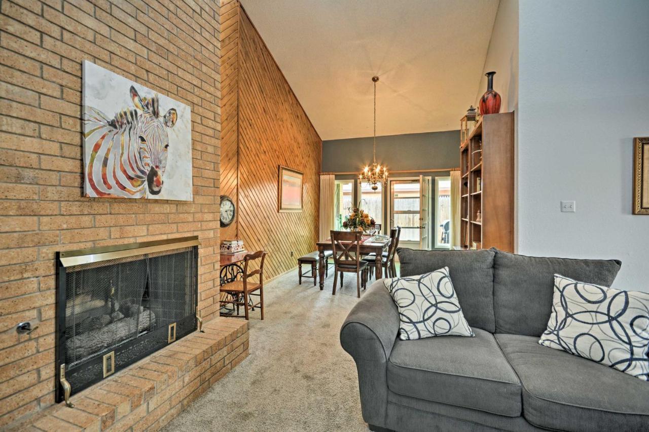Holiday home Townhome With Grill Near Ttu And Downtown!
